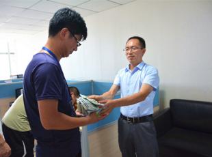 发放防暑药品，关爱员工健康
